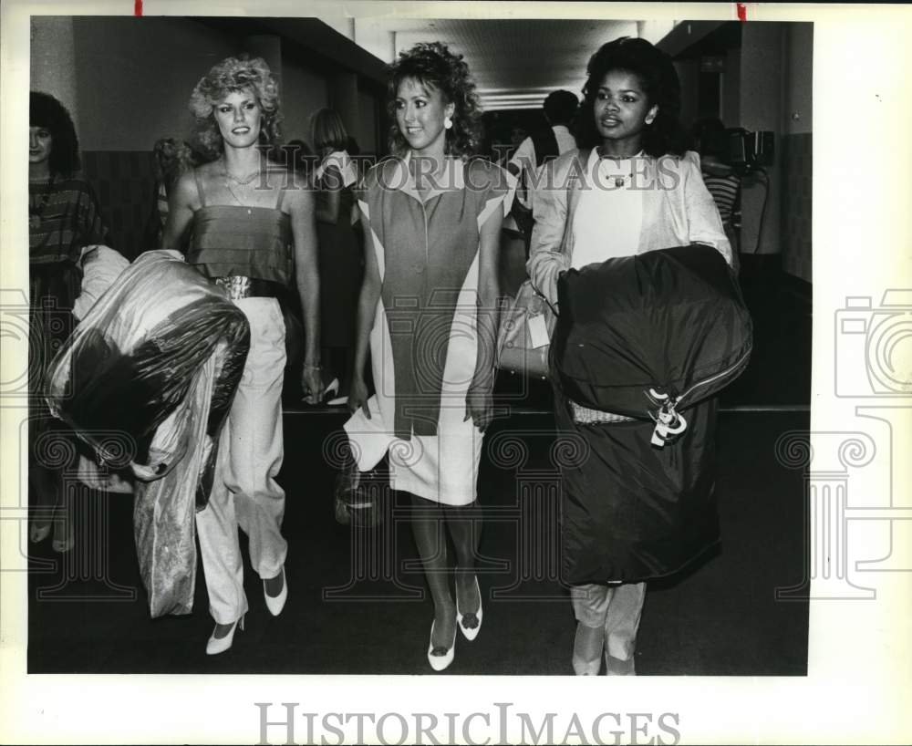 1984 Miss Texas USA Contestants Arrive In San Antonio Airport-Historic Images