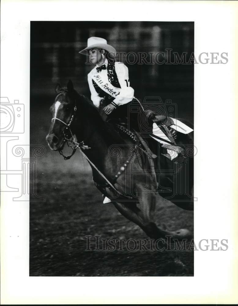 1988 Press Photo Miss Kerrville Rodeo Rebecca Lynne Grimes in Competition - Historic Images