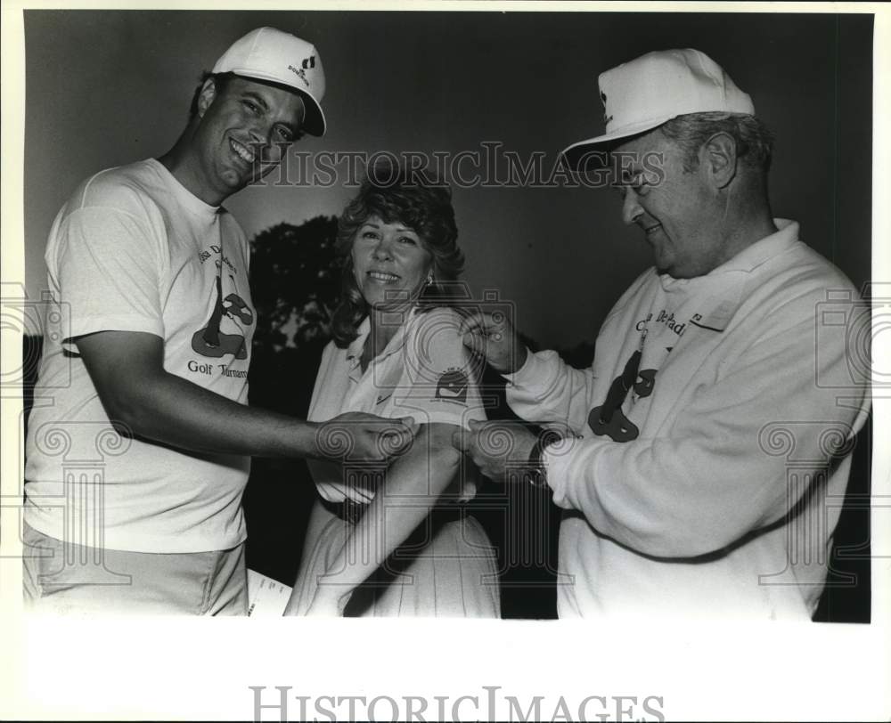 1988 Press Photo Winning Team Shows Off Shirts, Casa De Padres Golf Tournament - Historic Images