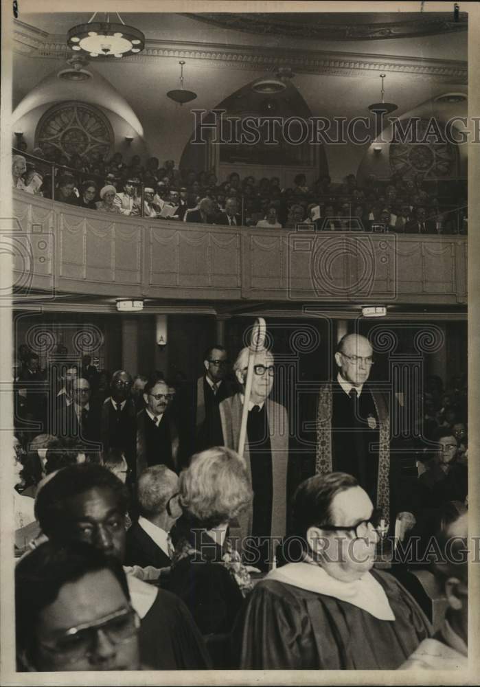 1976 Eugene Slater and J. Chess Lovern walking down church aisle-Historic Images