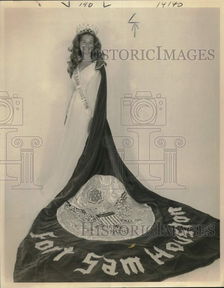 1974 Press Photo Miss Ft. Sam Houston Susan Darlene Madere in queens cape, Texas- Historic Images
