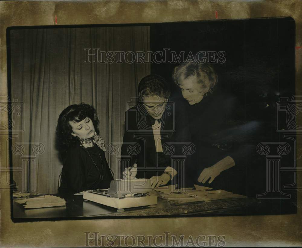 1978 Jackie Sparks, John Suarez, Julie Black look over materials-Historic Images