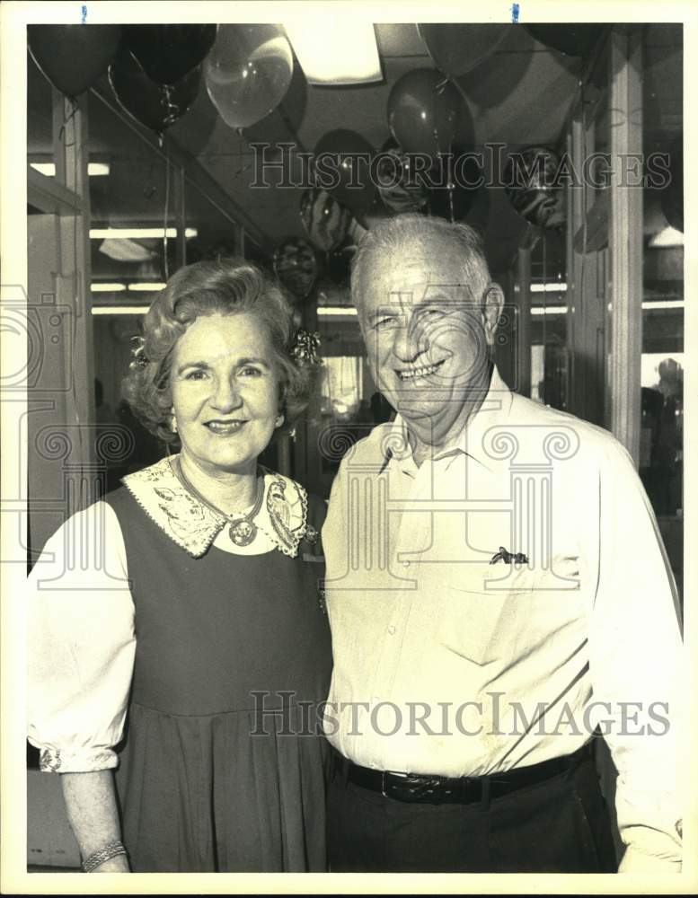 1990 Press Photo John and Nell Steen at a parade watching party, Texas - Historic Images
