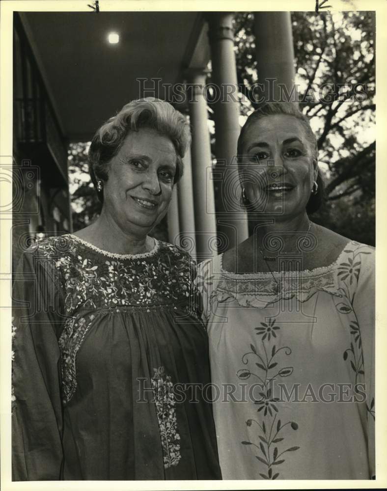 1984 Press Photo Lorie Stetler & Dorothy Massy ay Opera Guild meeting - Historic Images