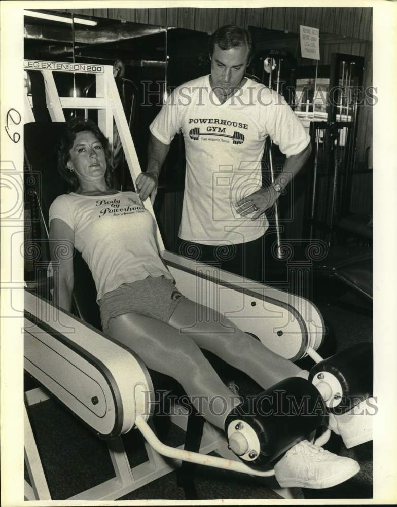 1985 Press Photo Evelyn Stevens working out with Frank Riegle at the gym - Historic Images