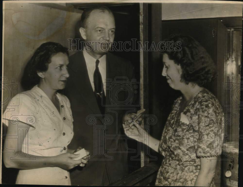 1946 Press Photo Harold E. Stassen with Wife Vote in Minnesota Primary Election - Historic Images