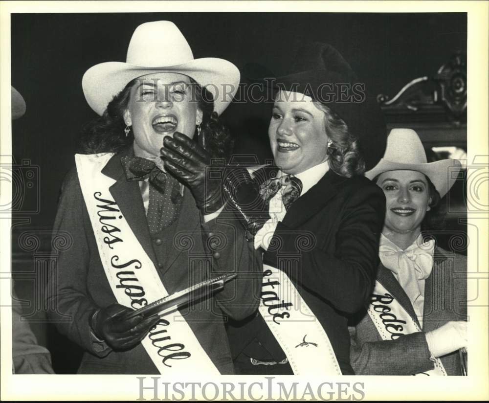 1984 Press Photo Lashawn Wardlaw Reacts To Winning Miss Rodeo Texas Pageant - Historic Images