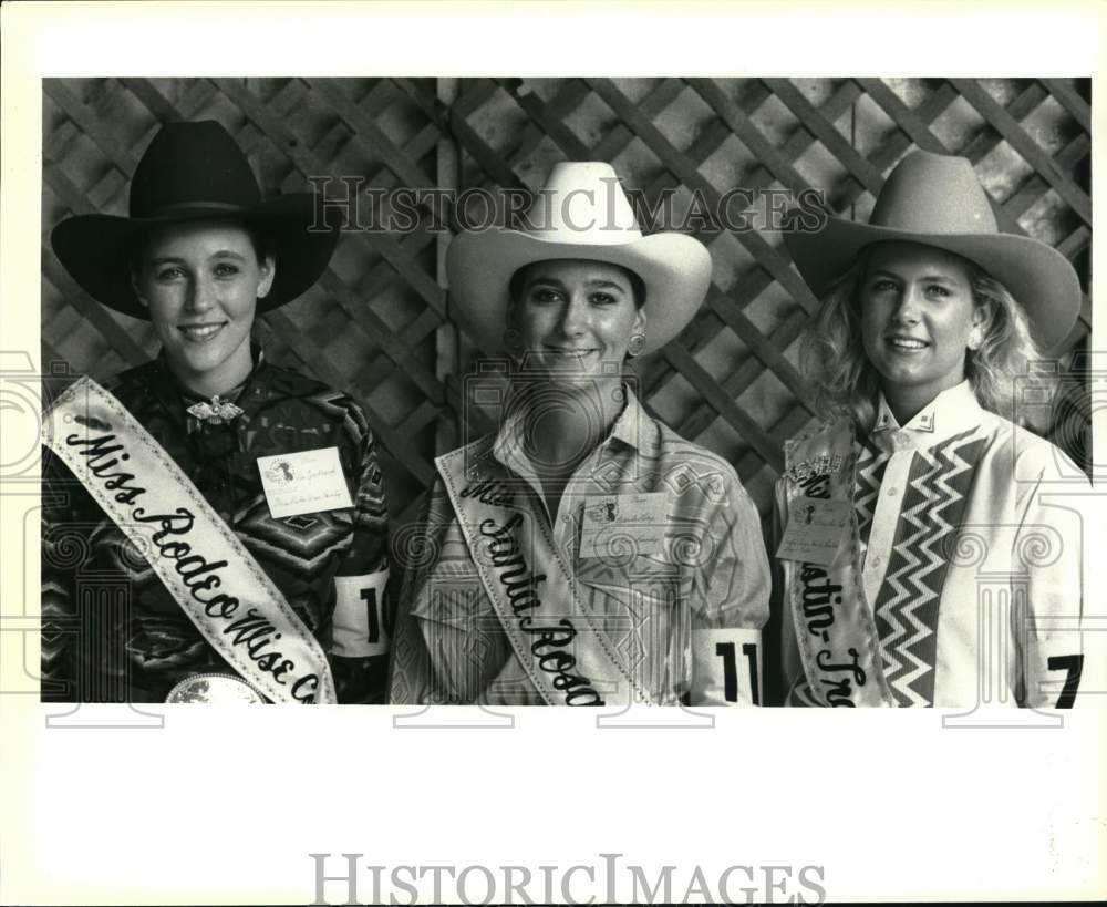 1990 Press Photo Three Miss Rodeo Texas Contestants In Western Garb And Sashes - Historic Images