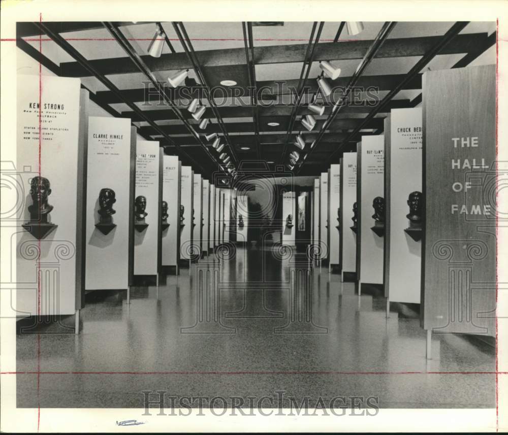 Press Photo Statutes of football players at the Pro Football Hall of Fame, Ohio- Historic Images