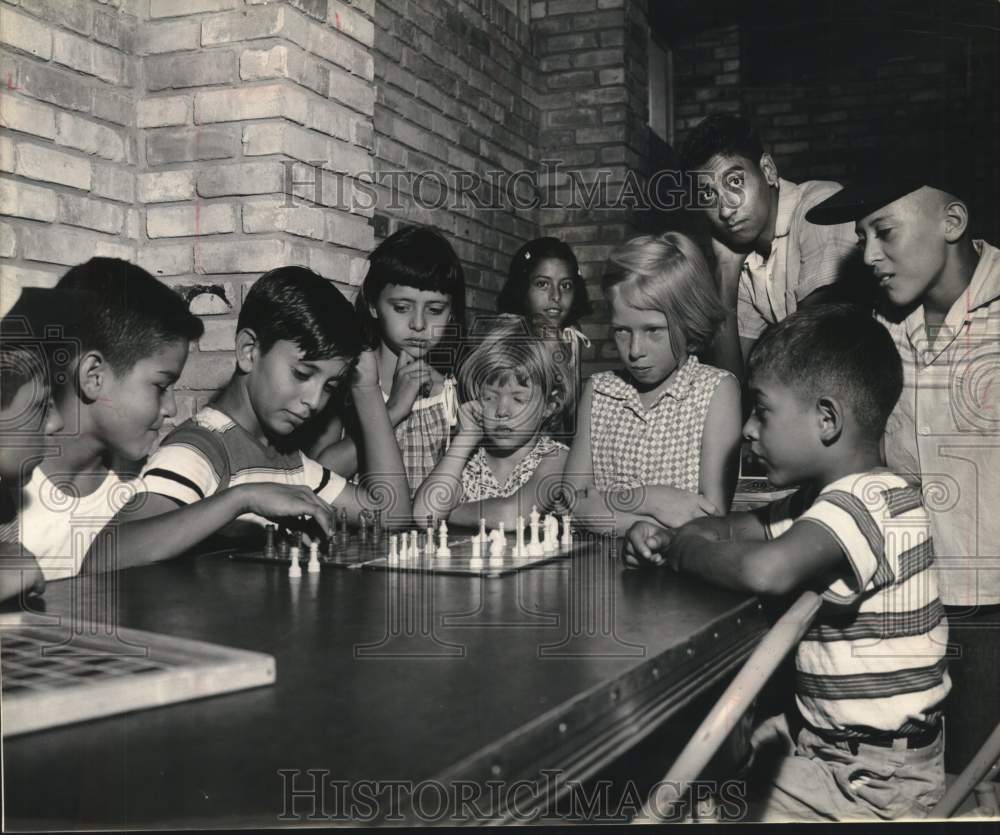 1959 Press Photo Children playing chess at the San Antonio Recreation Center - Historic Images