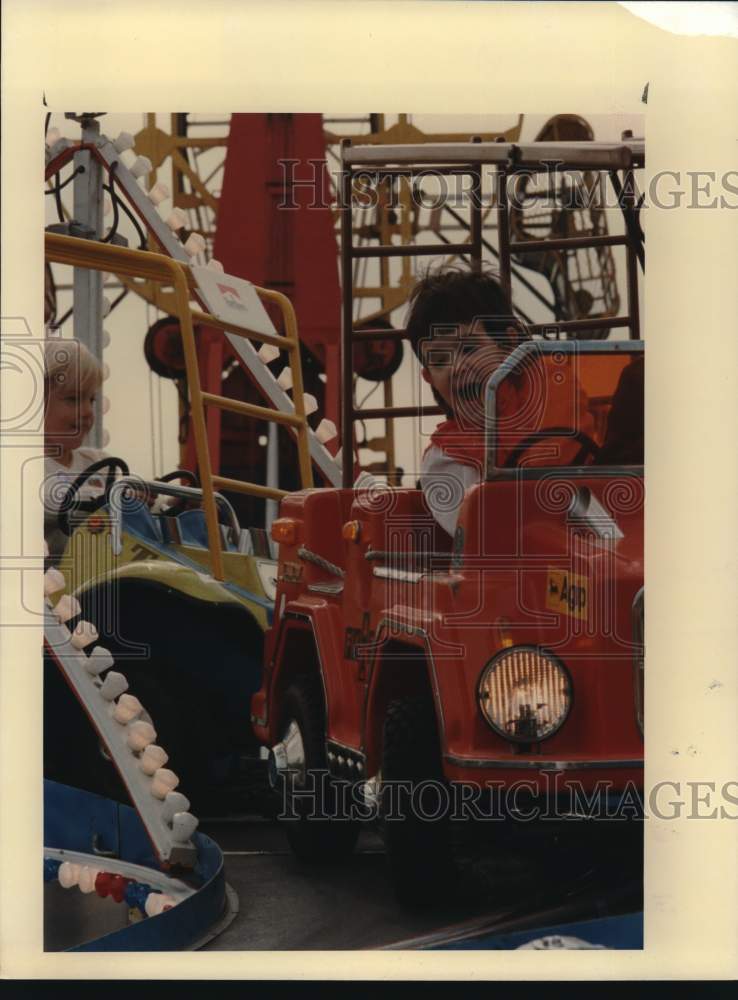 1988 Press Photo Mallory Collins on carnival ride at Stock Show and Rodeo, Texas - Historic Images