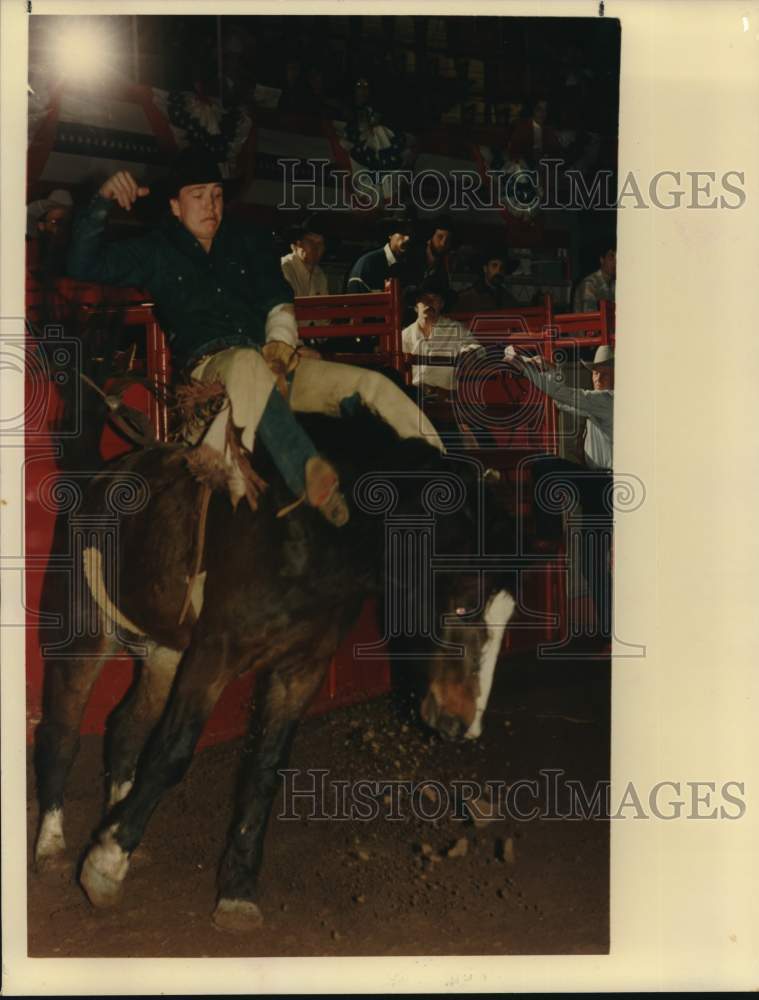1988 Press Photo Wayne I. Smith, bronc rider at San Antonio Rodeo, Texas- Historic Images