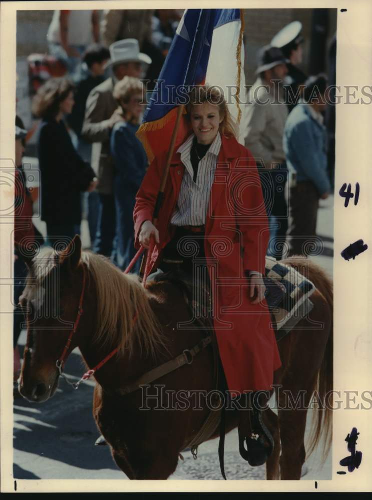 1989 Press Photo Sheila Turner holding Texas Flag on trail ride, Texas- Historic Images
