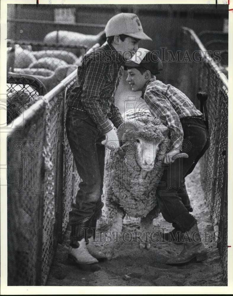 1983 Press Photo Robbie Eckhoff and Kelly Byrd with Boss Hog Ram, Texas- Historic Images