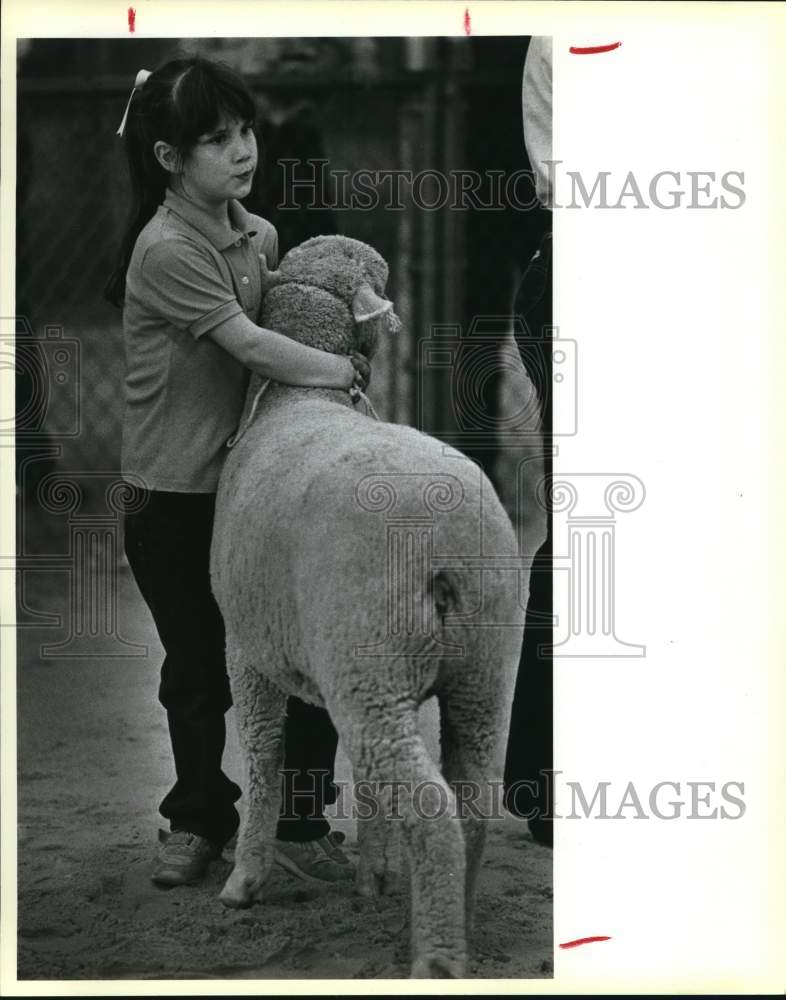 1984 Press Photo Katrina Crenwelge &amp; her lamb at San Antonio Stock Show &amp; Rodeo- Historic Images