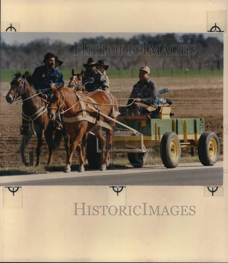 1990 Press Photo James Mann and fellow trail riders along Highway 291, Texas- Historic Images