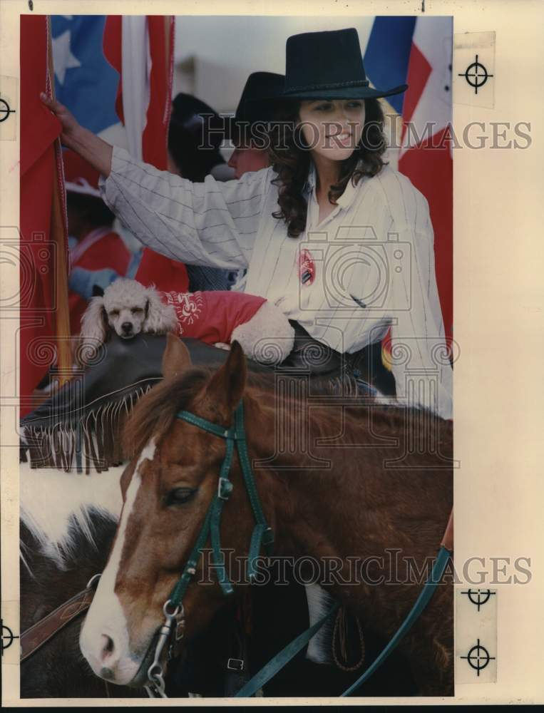 1990 Press Photo Dona Seabers and her dog Crickett on Texas Trail Ride, Texas - Historic Images