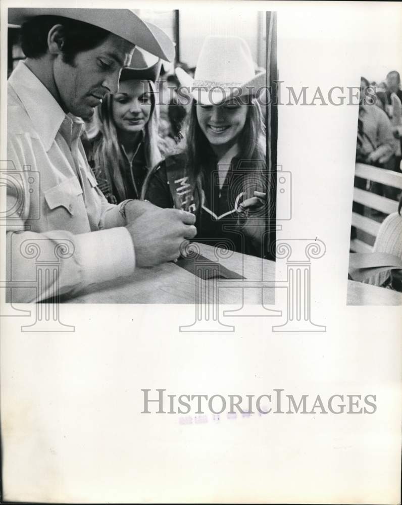 1973 Press Photo Cowboy signing autograph at San Antonio Stock Show &amp; Rodeo- Historic Images