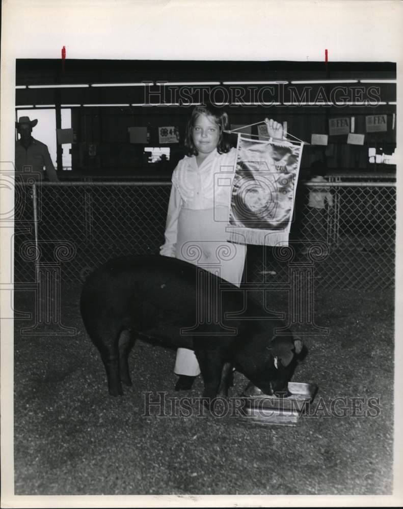 1971 Press Photo Prize winning hog &amp; owner at the San Antonio Livestock &amp; Rodeo- Historic Images