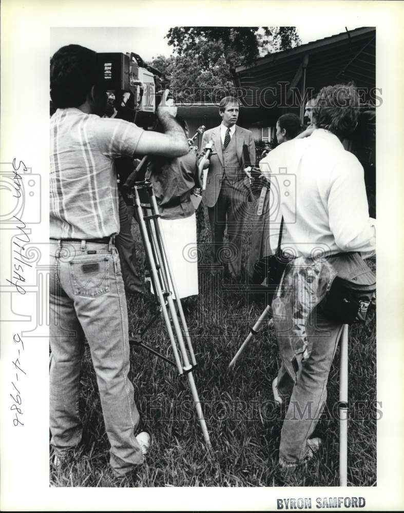 1986 Press Photo Sam Millsap speaking to reporters, Texas - saa56584- Historic Images