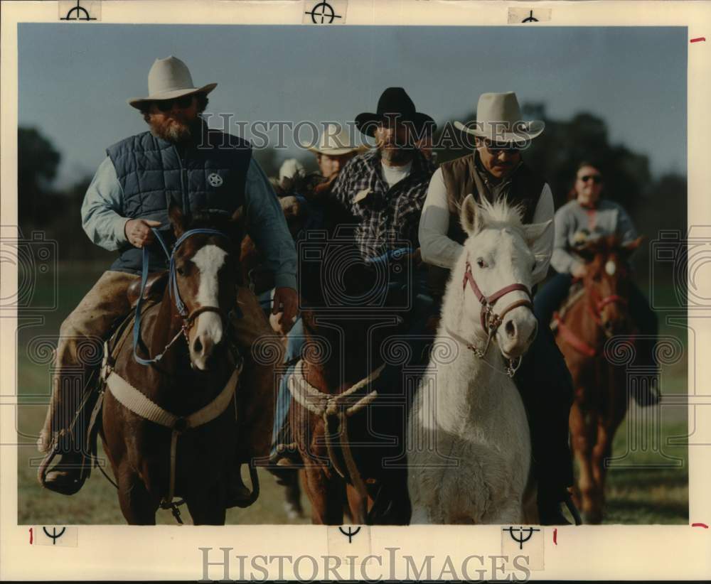 1990 Press Photo Members of Old Spanish Trail along FM 536, Texas - saa57031 - Historic Images