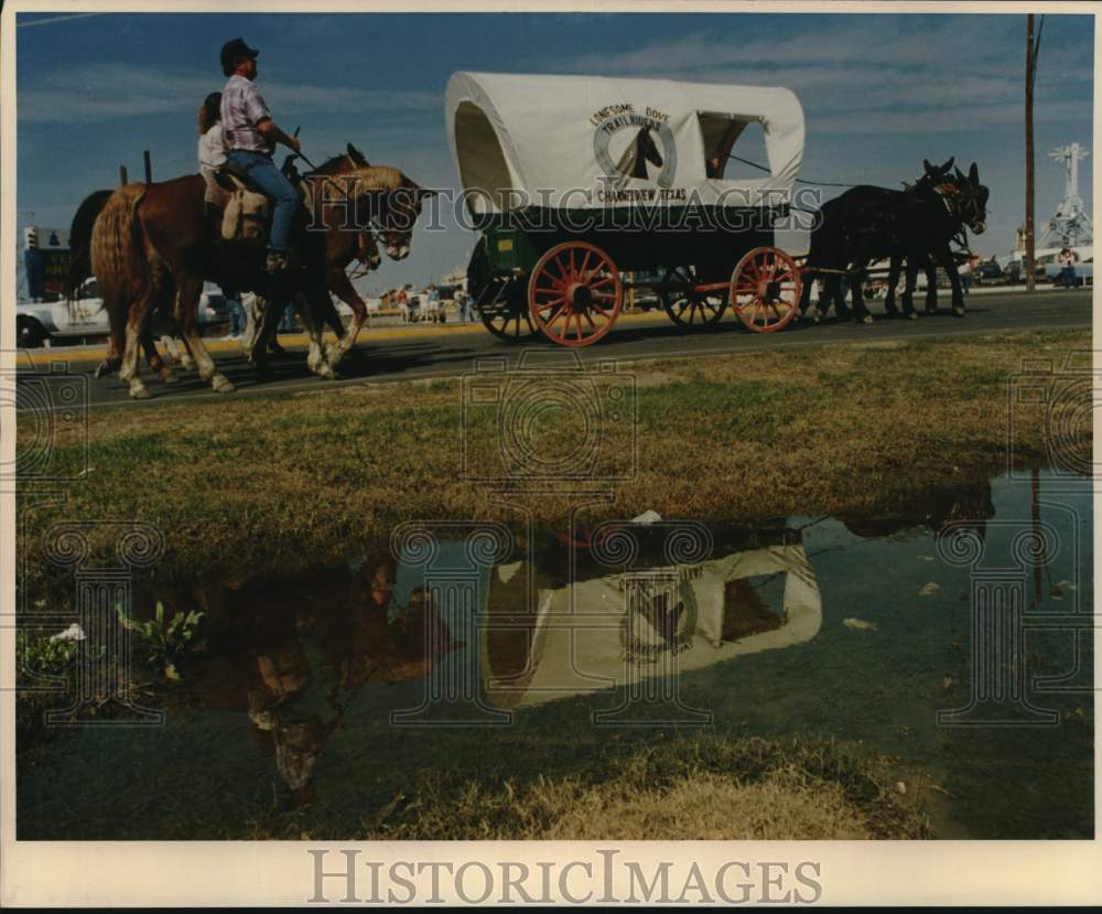 1990 Press Photo Trail Riders arriving at San Antonio Stock Show &amp; Rodeo, Texas- Historic Images