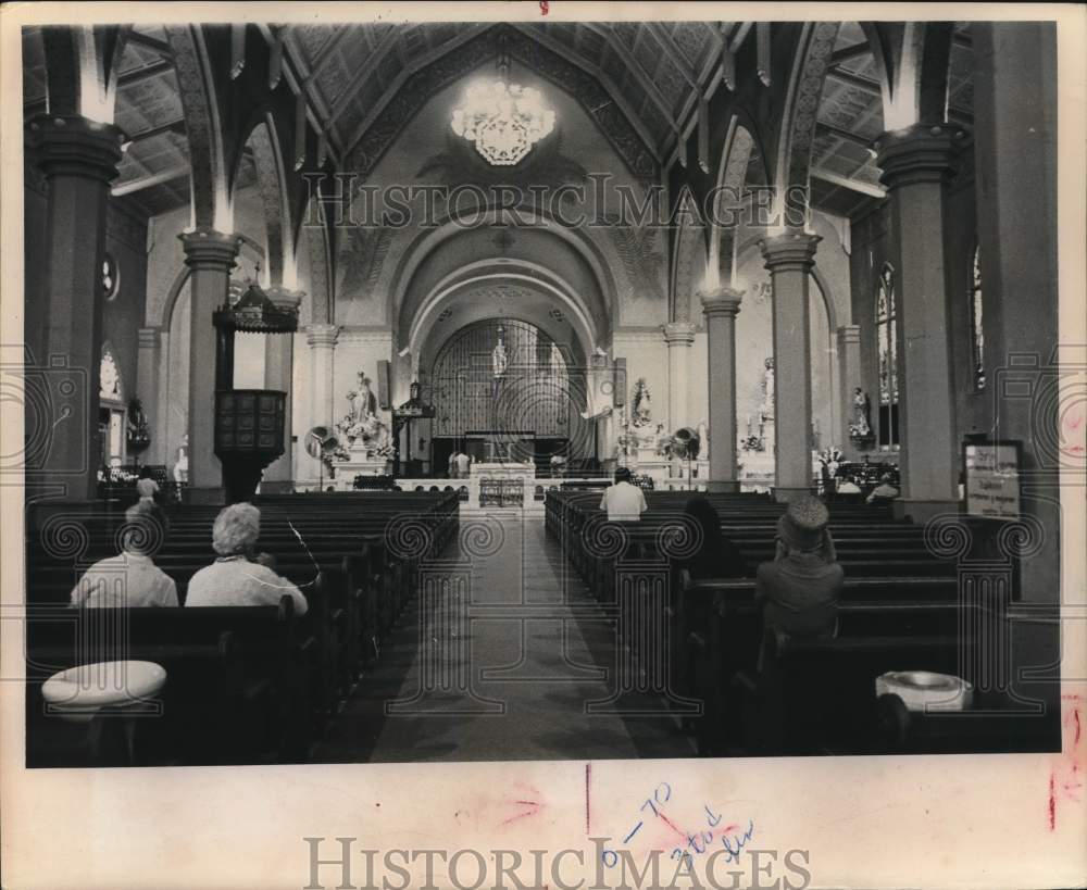 1969 Press Photo Parishioners inside San Fernando Cathedral, San Antonio, Texas - Historic Images