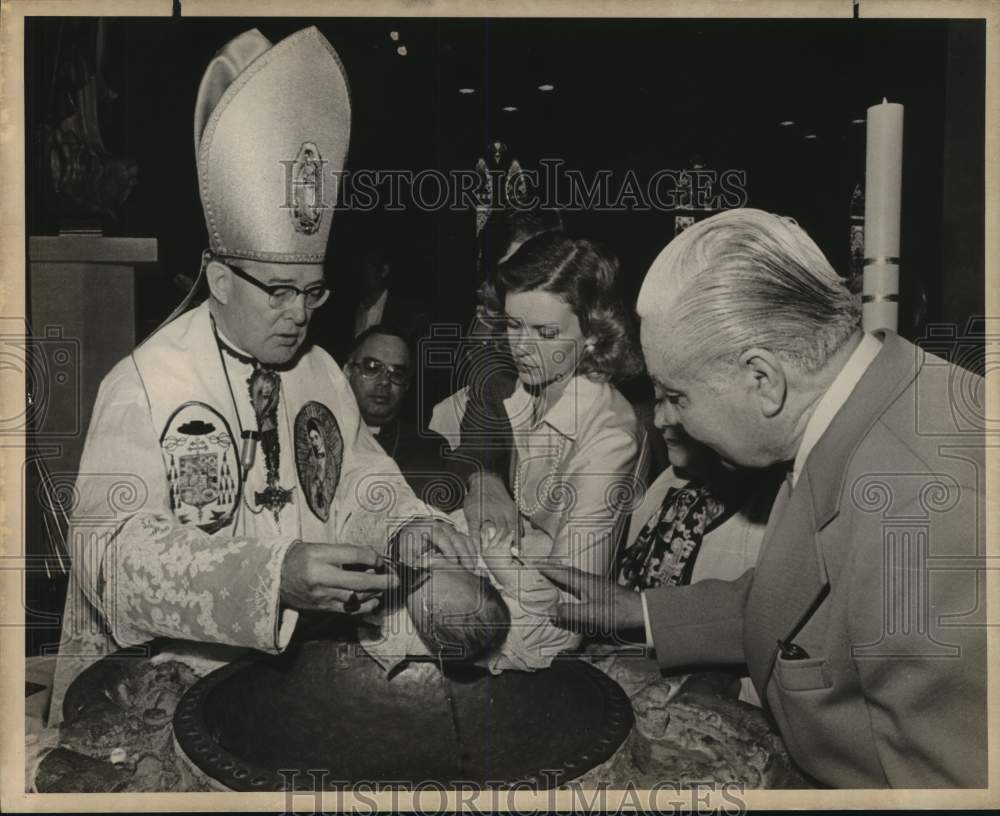 1977 Press Photo Archbishop Francis J. Furey baptizing infant, Texas - saa57190 - Historic Images