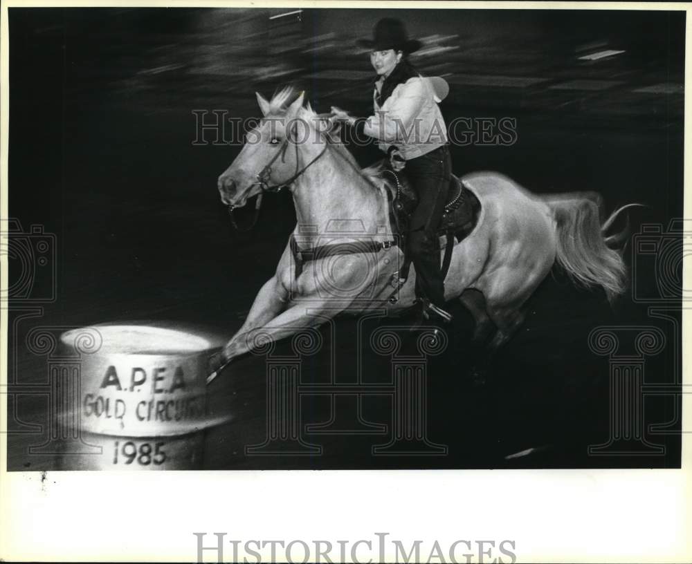1986 Press Photo Horse Barrel Racing at the San Antonio Stock Show & Rodeo- Historic Images