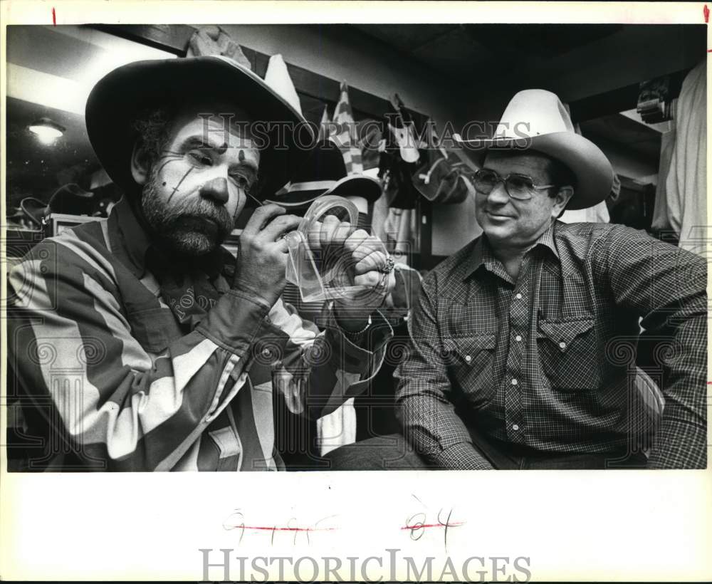 1989 Press Photo Rodeo Clown Tom Feller and Tom Feller at San Antonio Stock Show- Historic Images