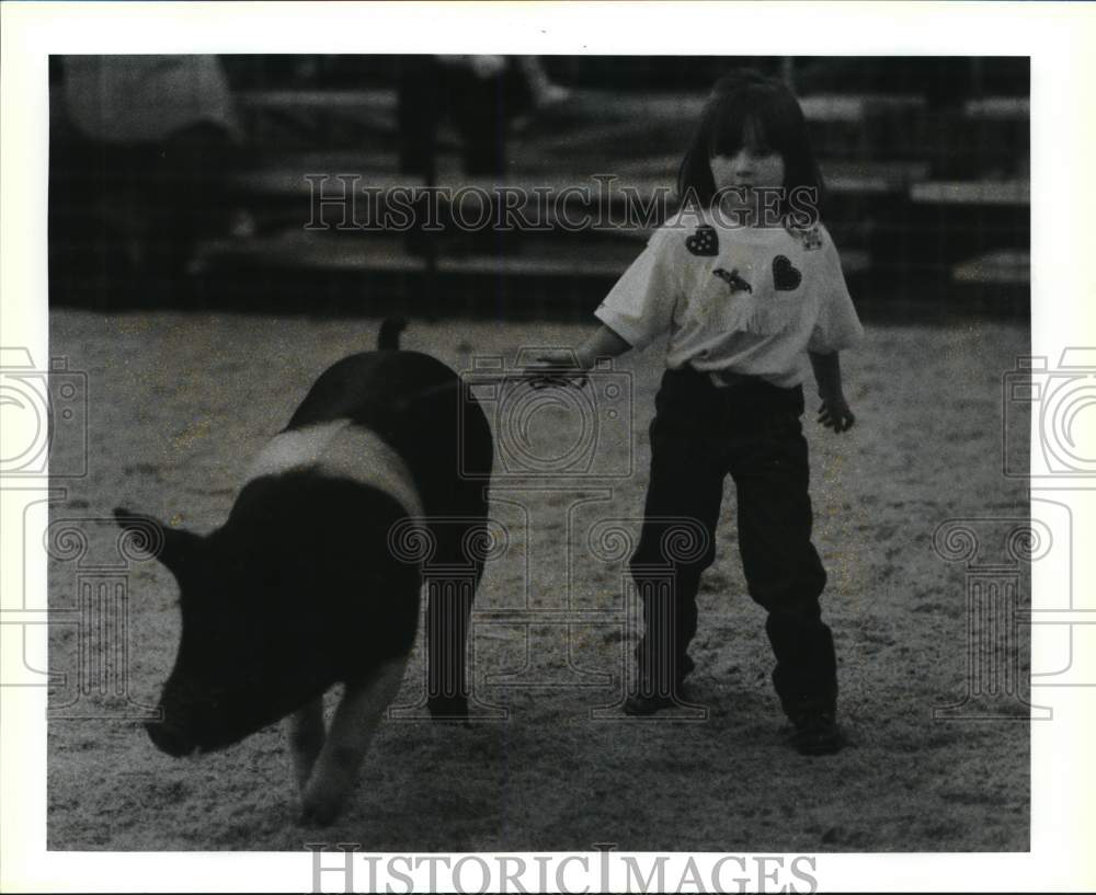 1993 Press Photo Young Girl Shows Her Pig At San Antonio Stock Show & Rodeo - Historic Images