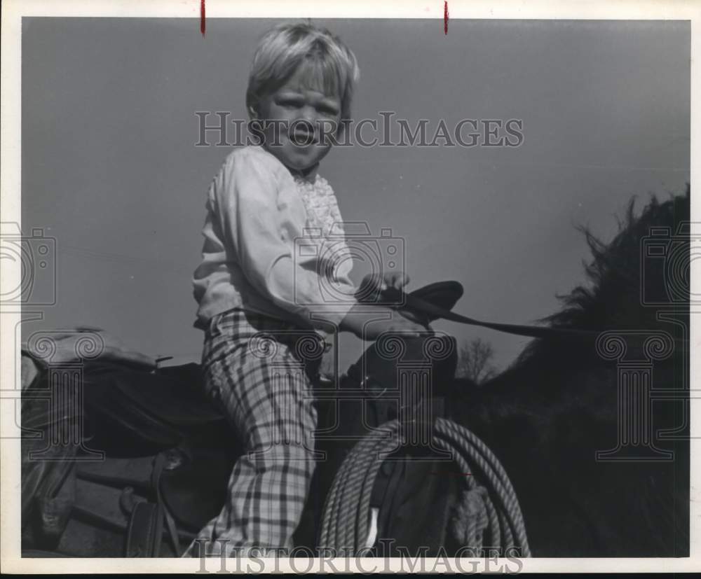 1971 Press Photo Cindy McOsker, 5, Smiles Aboard Horse During Trail Ride - Historic Images