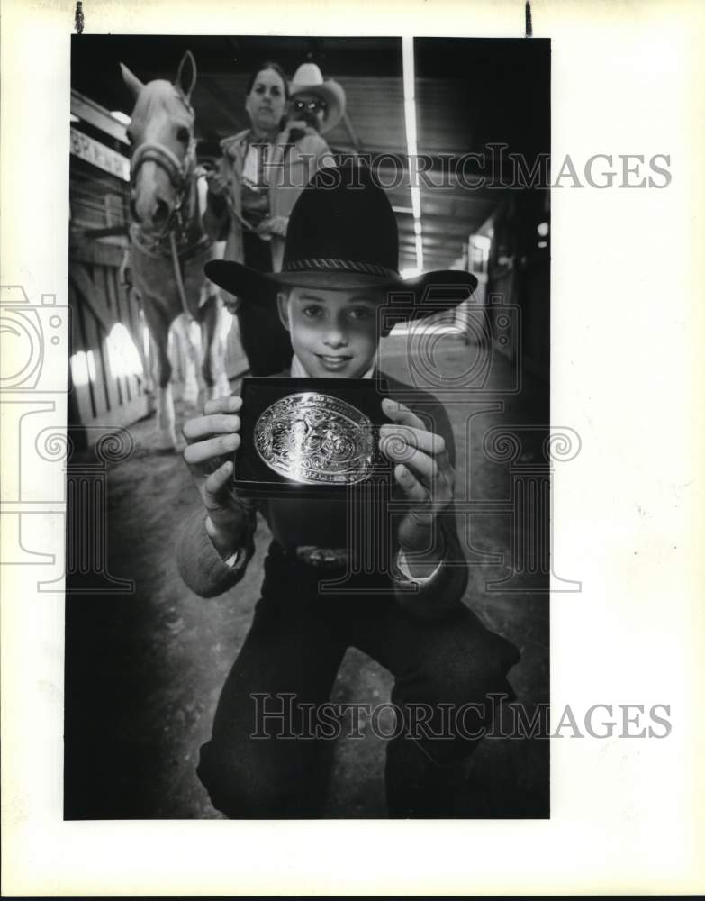 1986 Press Photo Lisa Gray with San Antonio Stock Show &amp; Rodeo buckle award - Historic Images