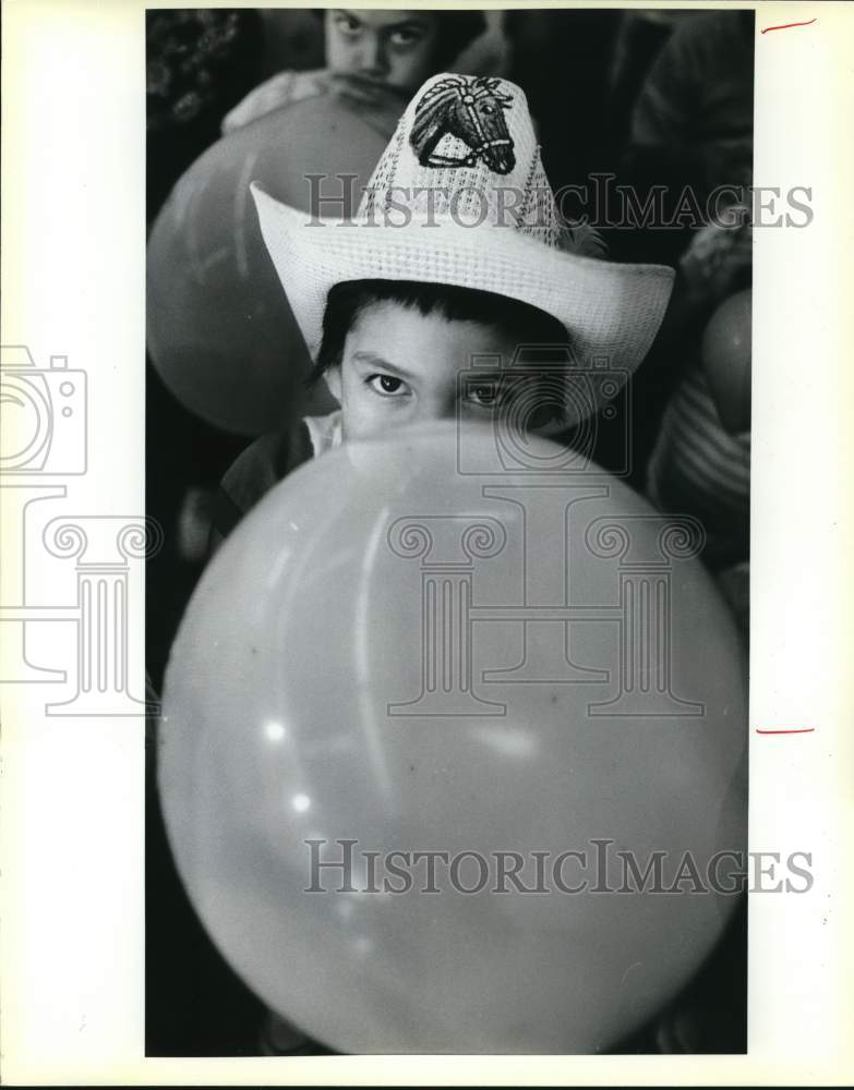 1986 Press Photo Richard Ruiz enjoying the San Antonio Stock Show &amp; Rodeo - Historic Images