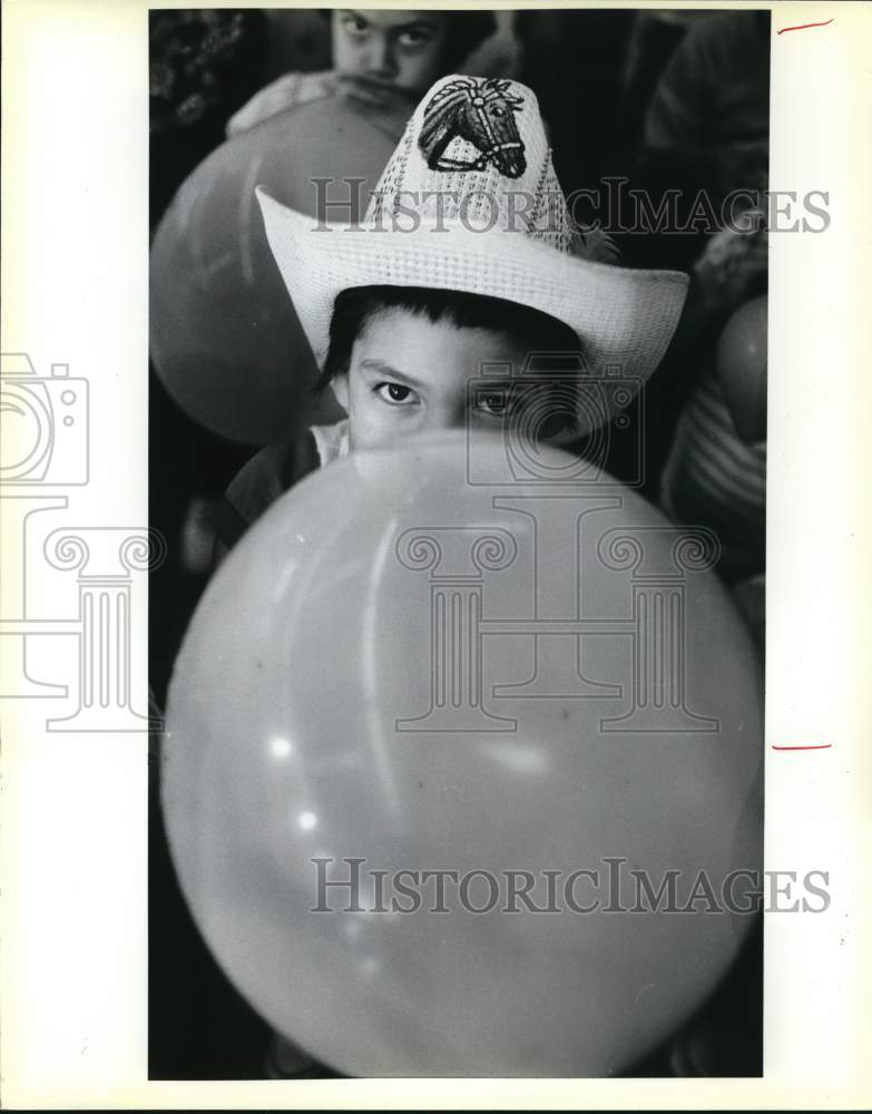 1986 Press Photo Richard Ruiz enjoying the San Antonio Stock Show & Rodeo - Historic Images