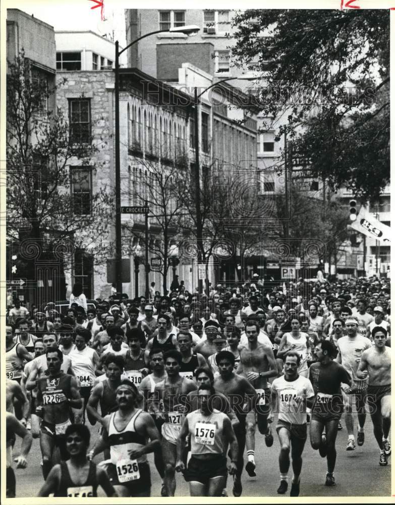 1986 Press Photo Crowd Of Runners In 10K Race Following Alamo City Marathon - Historic Images