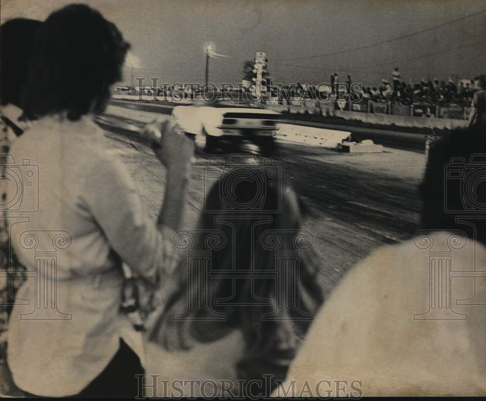 Press Photo Fans hang on to fence to watch and get close to dragsters, Texas- Historic Images