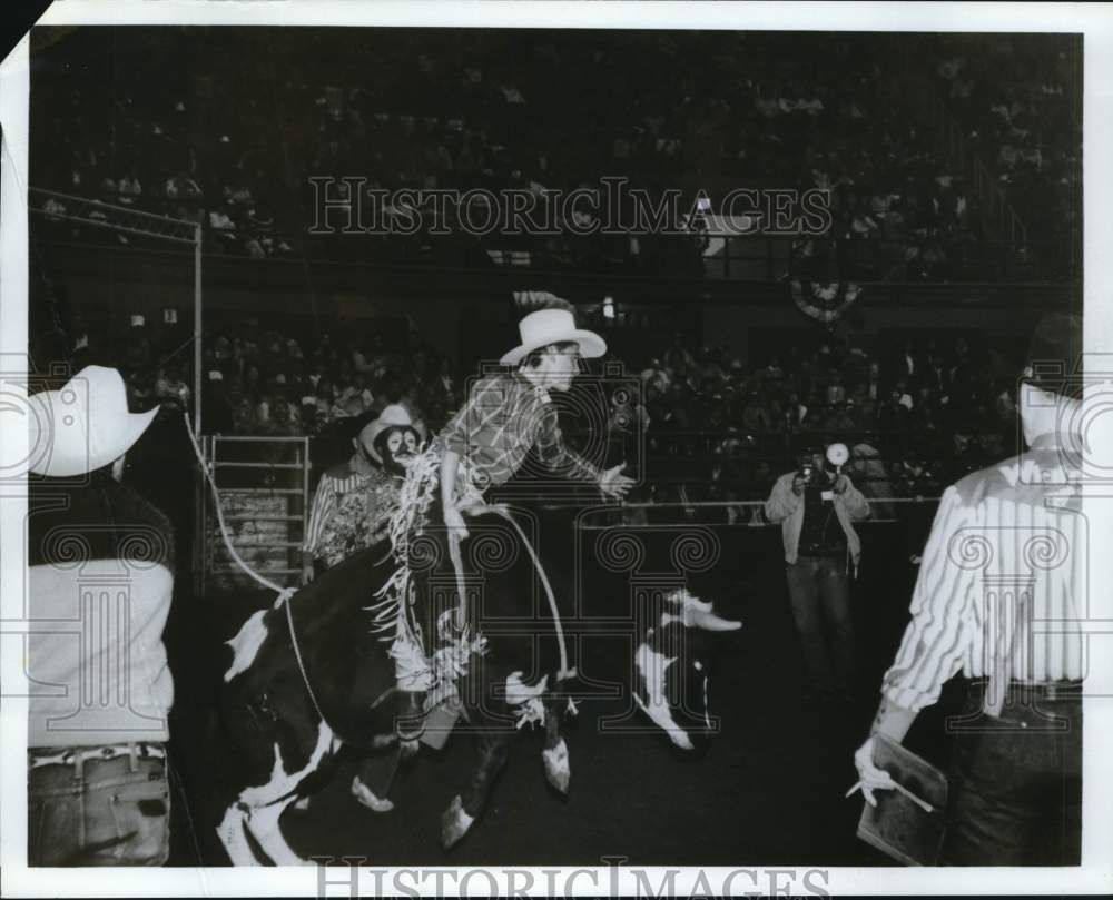 1989 Press Photo Bull riding at the San Antonio Stock Show & Rodeo - saa58366- Historic Images