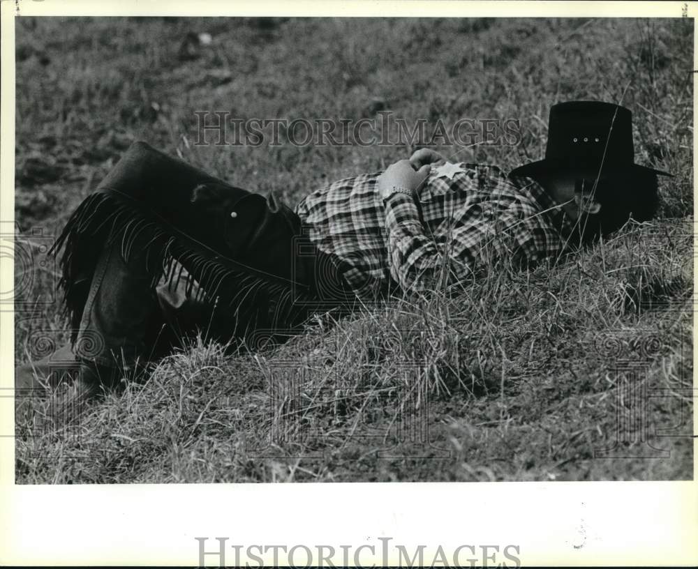 1986 Press Photo Rick Smith resting at the San Antonio Stock Show &amp; Rodeo - Historic Images