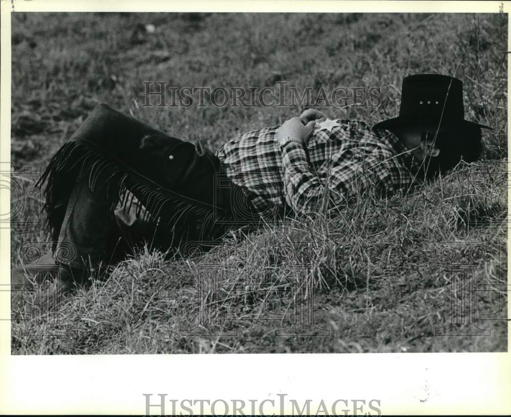 1986 Press Photo Rick Smith resting at the San Antonio Stock Show & Rodeo - Historic Images
