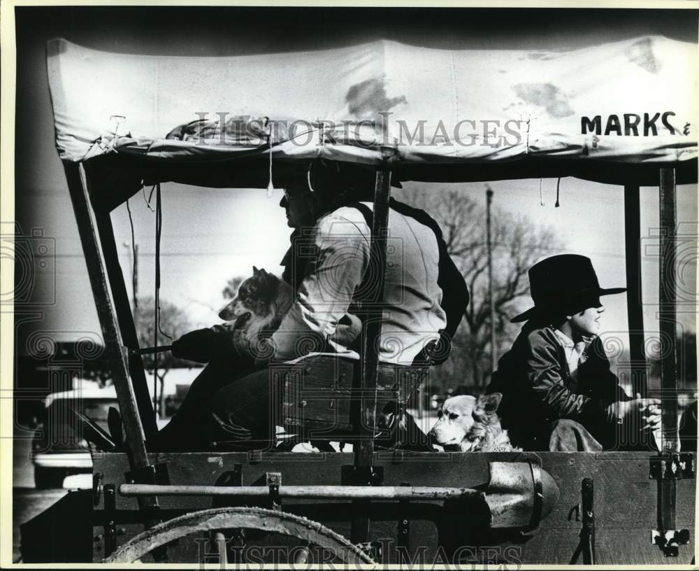 1986 Press Photo Trail riders arriving at San Antonio Stock Show &amp; Rodeo - Historic Images