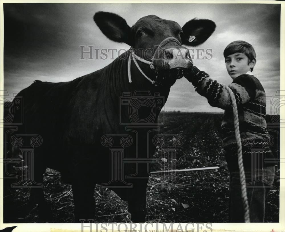 1986 Press Photo Sammy Womble and his steer &quot;Big Red&quot; at Stock Show, Texas - Historic Images