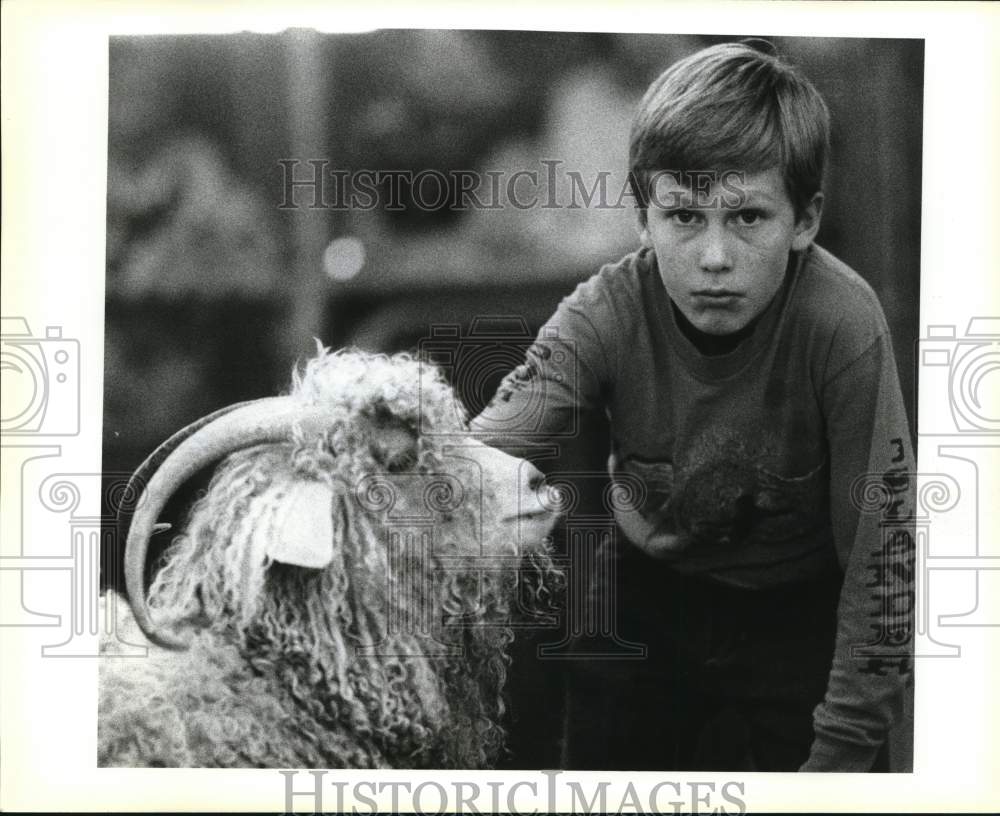 1990 Press Photo Bo Evans, 11, with his Angora Goat at the Stock Show, Texas- Historic Images