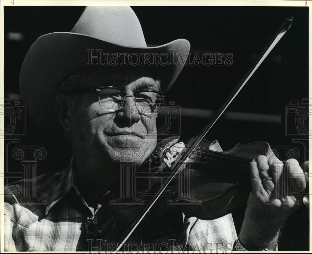 1986 Press Photo Bob Wheeler plays fiddle at San Antonio Stock Show &amp; Rodeo, TX - Historic Images