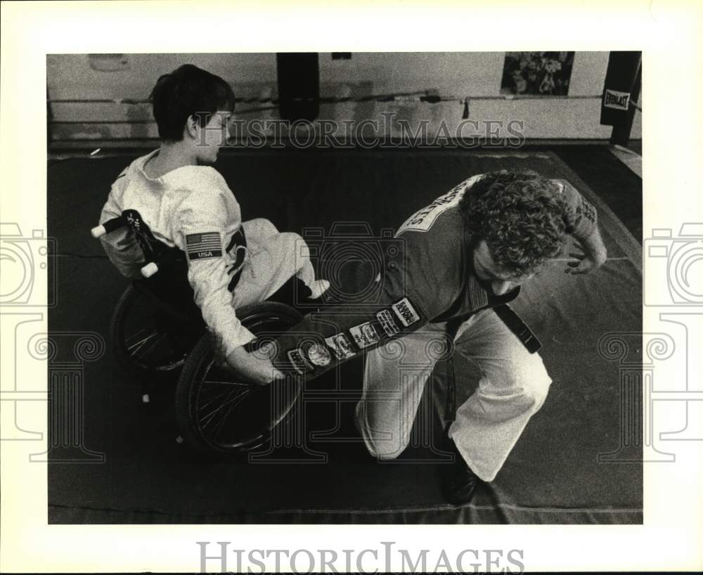 1989 Press Photo Paralyzed Boy Learns Karate At Texas Blackbelt Institute - Historic Images