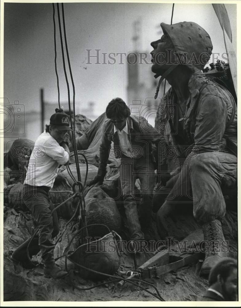1986 Press Photo Workers setting up Vietnam Veterans Memorial, Texas - saa60691- Historic Images