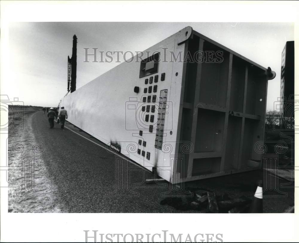 1993 Press Photo Trailer hauling air processing unit to Mexico overturns, Texas- Historic Images