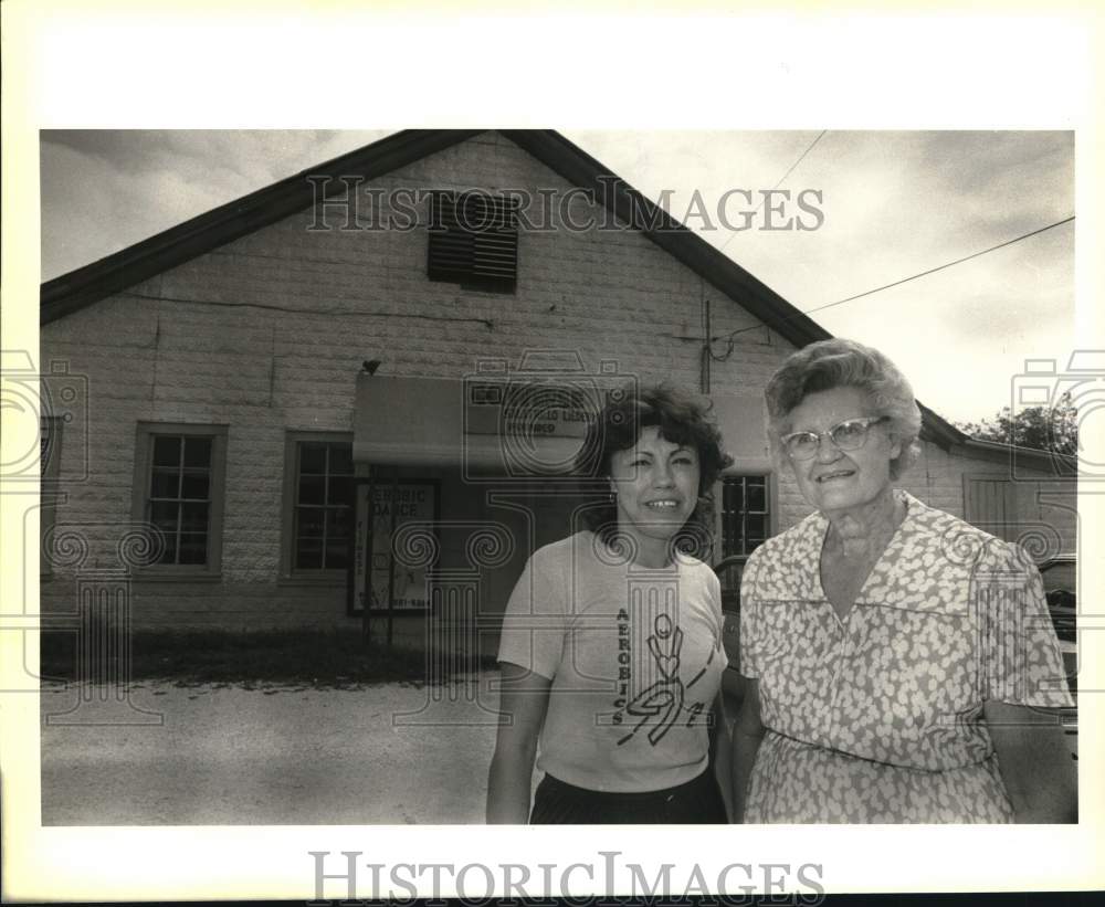 1984 Press Photo Mary Algeo and Amy Voges at old Converse Town Hall, Texas- Historic Images