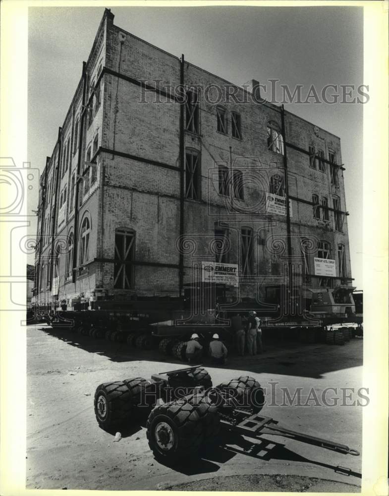 1985 Press Photo Fairmount Hotel being moved to a new location - saa63815 - Historic Images