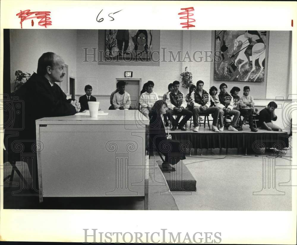 1987 Press Photo Students hold mock trial at Edgewood High School, Texas- Historic Images